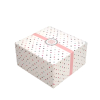 Krabička na zákusky biela s bodkami 13 x 13 x 7 cm