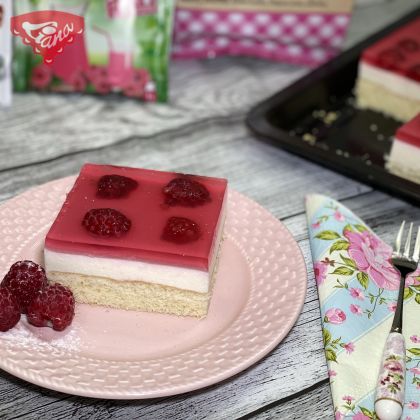 Gluten-free raspberry-cream dessert with gelatin
