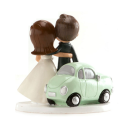 Nowożeńcy z samochodem