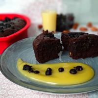 Gluten-free brownies with vanilla pudding