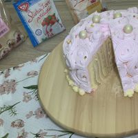 Kuchen mit Vanillecreme und Erdbeerschlagsahne