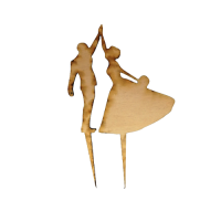 Ujęcie pary młodej tańczącej w drewnie