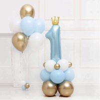 Weiß-blau-goldene Luftballons mit Nr. 1