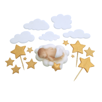 Dziecko na chmurze, chmurach i gwiazdach