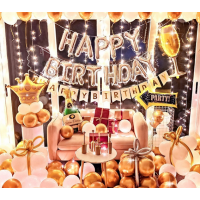 Luftballons-Girlande + goldene LED-Aufschrift „Happy Birthday“.