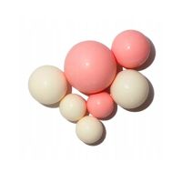 Cremig-rosa Schokoladenkugeln in verschiedenen Größen