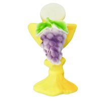 Egy kehely díszítése lila szőlővel