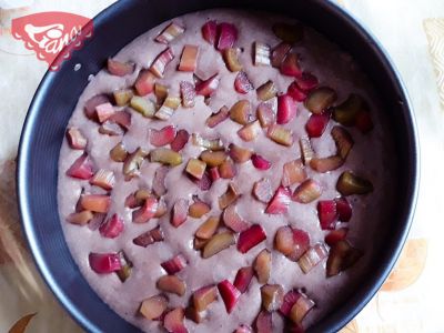 Bezlepková rebarborová torta s jahodovým džemom
