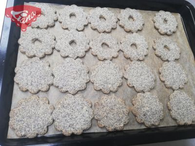 Gluten-free poppy seed wheels