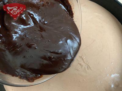 Sernik czekoladowy z zawartością czekolady 70%.