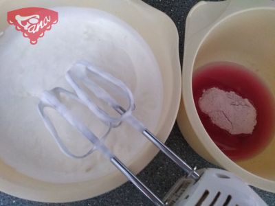 Glutén- és tejmentes cupcakes cseresznye és málna tejszínhabbal