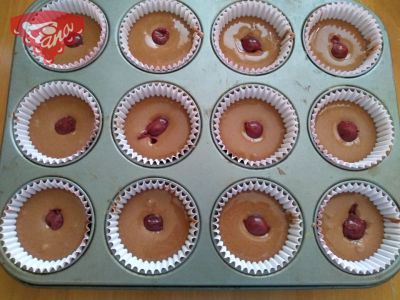 Gluten- und milchfreie Cupcakes mit Kirsch- und Himbeerschlagsahne