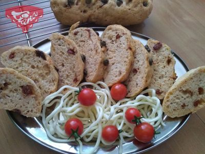Glutenfreies Ciabatta mit sonnengetrockneten Tomaten und Oliven
