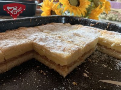 Crisp apple pie with pudding