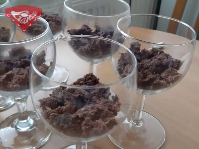 Bezglutenowe ciasto kretowe w szklankach