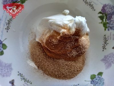 Bezlepkový broskyňový koláč so smotanou