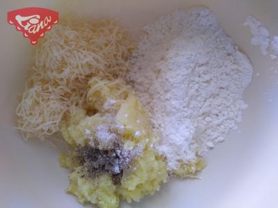 Glutenfreie Kartoffelröllchen gefüllt mit geriebenem Käse