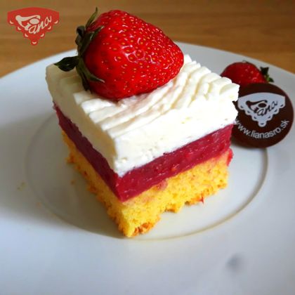 Gluten-free strawberry slices with whipped cream