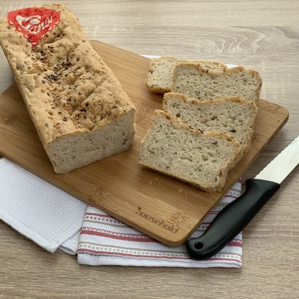 Gluténmentes gyors sötét kenyér formában