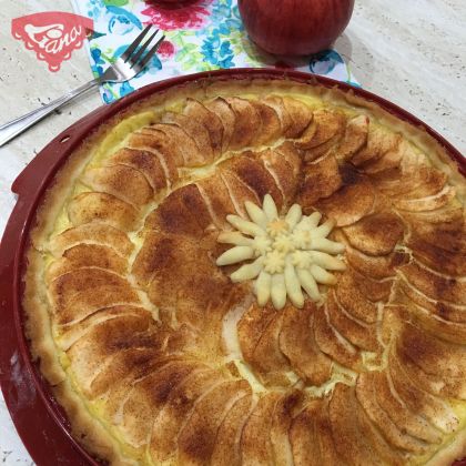 Gluten-free round apple pie