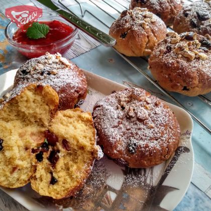 Gluten-free breakfast buns with almonds