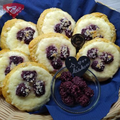 Gluten-free cheesecakes with blackberries