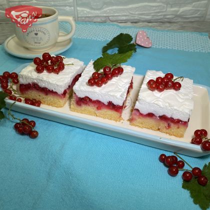 Gluten-free currant cake with snow