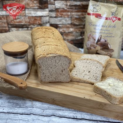 Schnelles dunkles glutenfreies Brot – in einer Form gebacken