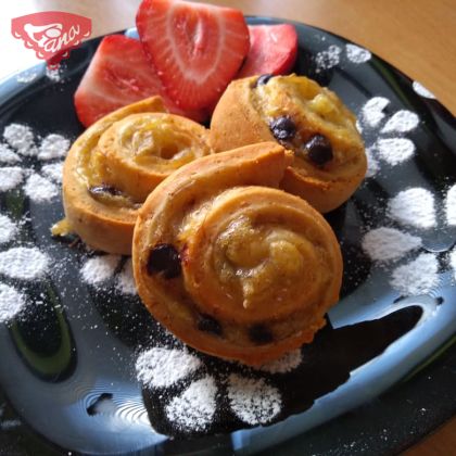 Gluten-free snails with pudding and banana
