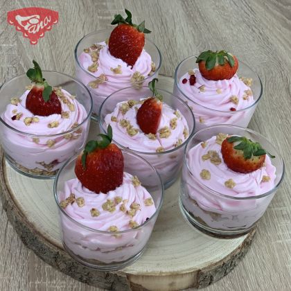 Strawberry mousse with muesli