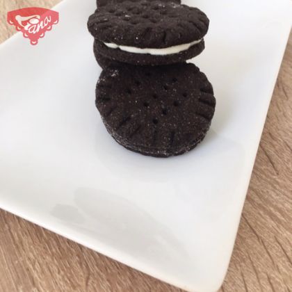 Gluten-free cocoa cookies with milk cream