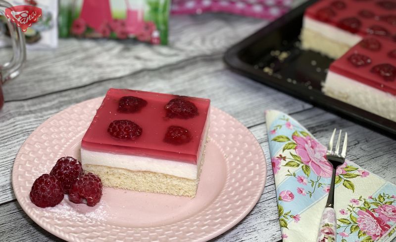 Gluten-free raspberry-cream dessert with gelatin